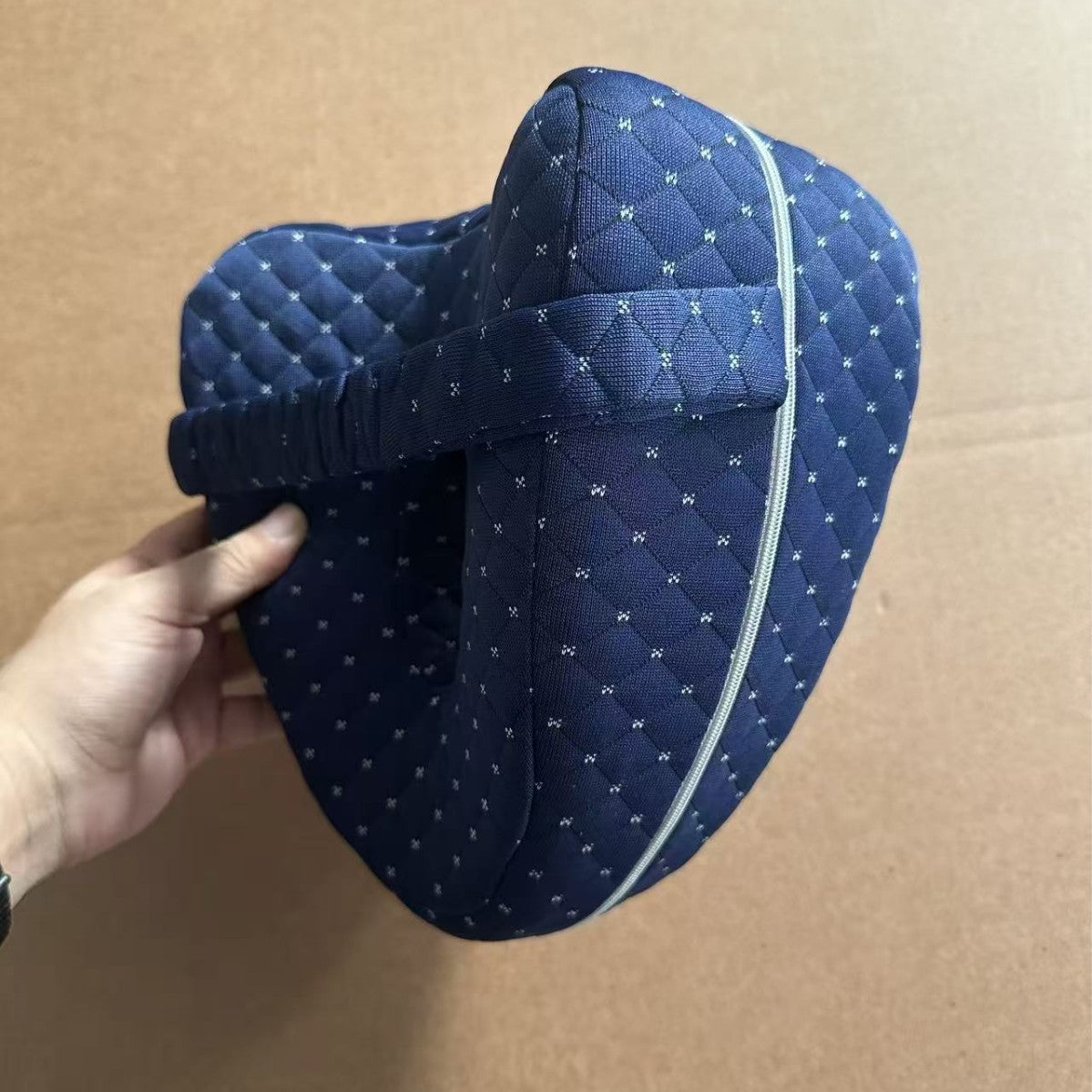 Pernă ergonomică fluture pentru genunchi
