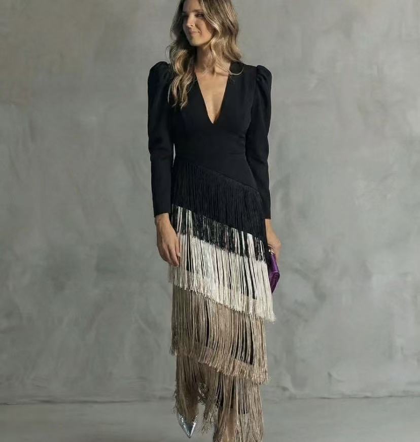 Rochie de seară maxi elegantă cu ciucuri